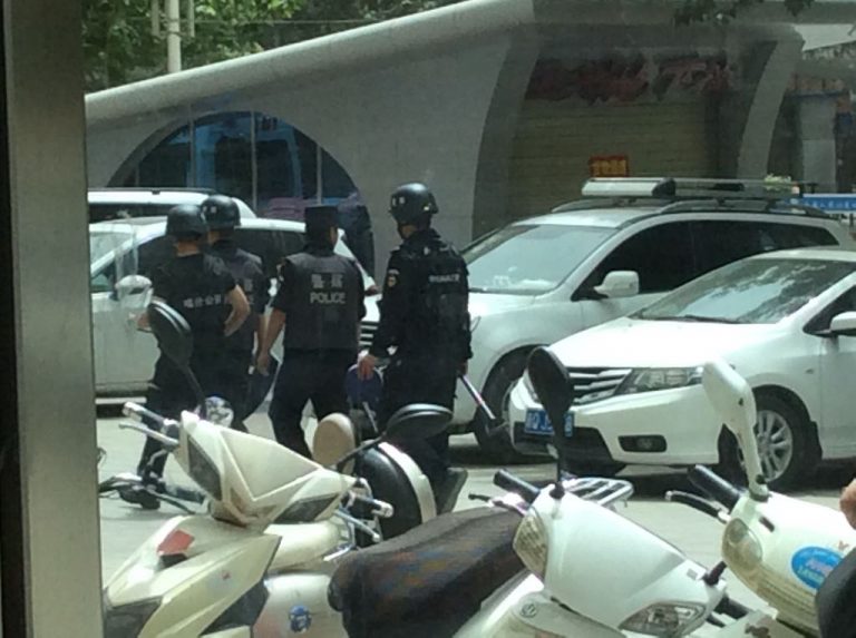 La polizia pattuglia le strade di Urumqi