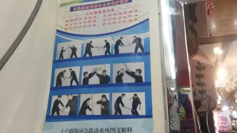 Un negozio di costumi da bagno a Urumqi espone i consigli di autodifesa per il negoziante. Tutti devono stare in allerta
