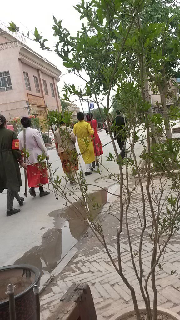 Casalinghe di Kashgar appartenenti alla «milizia territoriale» sfilano con mazze, bastoni e altre armi fatte in casa