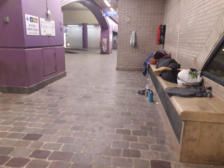 Una notte nella stazione dei bus