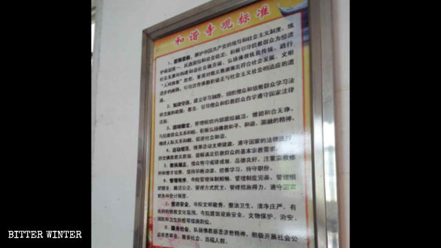 Il poster «Criteri per un tempio armonioso» appeso al muro