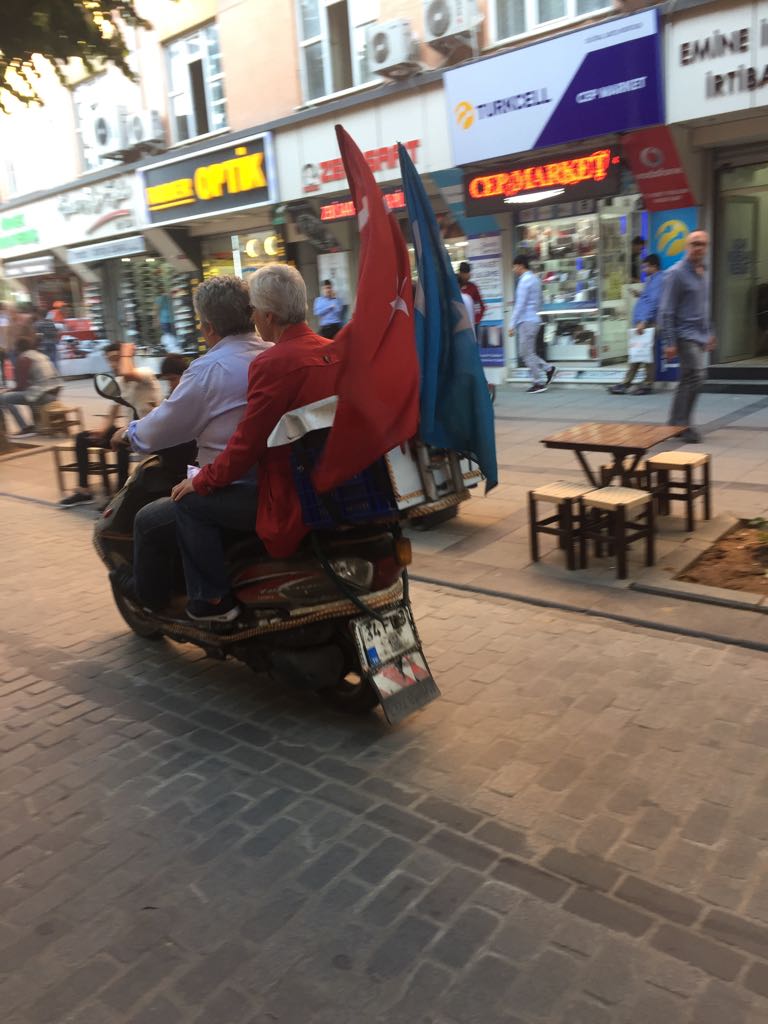 Motociclisti uiguri esibiscono sulle motociclette sia la bandiera turca sia quella del Turkestan