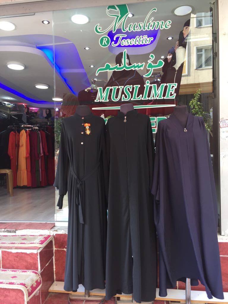 Un negozio di abbigliamento femminile uiguro vende capi di abbigliamento vietati in patria, ma qui le donne sono libere di scegliere