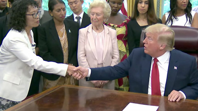 Il presidente Trump incontra Zhang Yuhua, praticante del Falun Gong, sopravvissuta alla tortura (per gentile concessione di The Epoch Times)