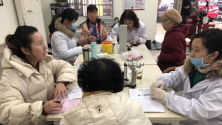 I medici stanno interrogando i pazienti