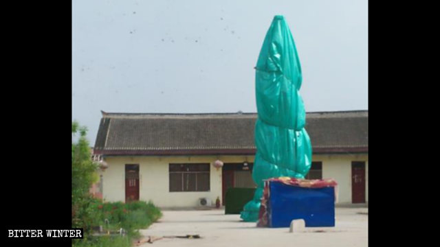 Le statue buddhiste coperte di stoffa