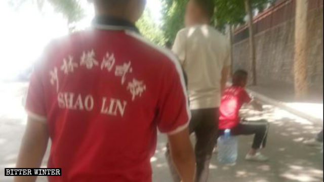 Il carattere che significa "tempio" non compare più sulle nuove uniformi scolastiche
