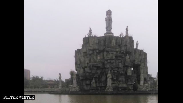 L'isola della Guanyin nel tempio Wanfo, nel Fujian, prima di essere coperta per ordine del governo