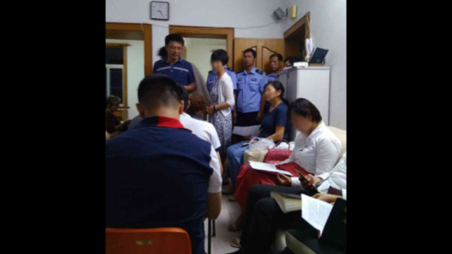 La polizia ha fatto irruzione nella sala per riunioni per anziani cristiani e ha ordinato ai fedeli di disperdersi