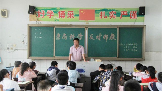 Una riunione di classe della scuola elementare a proposito della lotta contro gli xie jiao