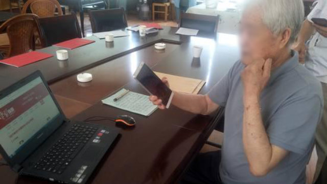 Per i membri del Partito Comunista anziani, l'uso dell'applet è difficile e spesso si fanno aiutare dai giovani