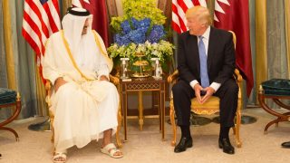 Il sovrano del Qatar, l'emiro Tamim bin Hamad Al Thani, con il presidente degli Stati Uniti d'America Donald Trump