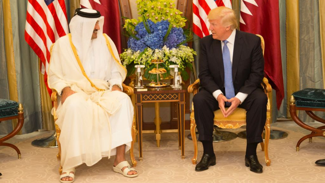 Il sovrano del Qatar, l'emiro Tamim bin Hamad Al Thani, con il presidente degli Stati Uniti d'America Donald Trump