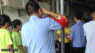 I funzionari hanno fatto irruzione mentre si svolgeva un campo estivo organizzato da una chiesa di Lushan, una città nella provincia dello Jiangxi