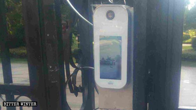 Apparecchiature per il riconoscimento facciale installate all'ingresso di un complesso residenziale