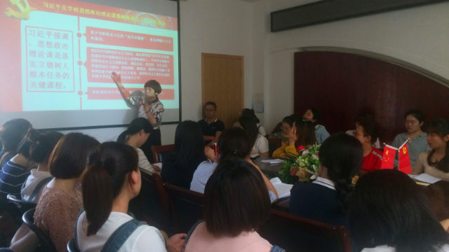 Gli insegnanti di una scuola materna nella città di Fuzhou studiano uno dei discorsi che Xi Jinping ha tenuto al convegno per gli insegnanti di teoria ideologica e politica