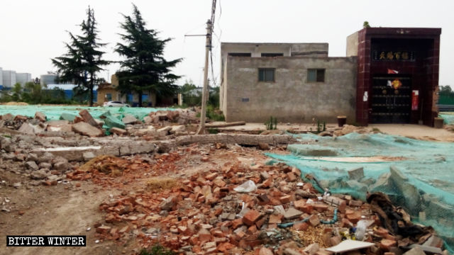 Le autorità hanno ordinato che la strada che conduceva all’abitazione fosse distrutta in modo da costringere il proprietario a firmare l'accordo all’esproprio del terreno