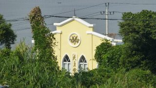 Una chiesa cattolica sulla strada costiera vicina