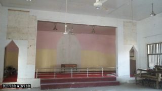 La croce della chiesa è stata smantellata e i simboli religiosi sono stati rimossi