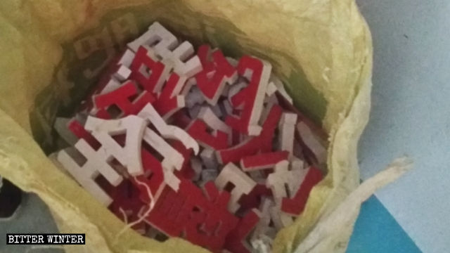 I caratteri cinesi che rappresentano i Dieci comandamenti sono stati rimossi e messi in una borsa