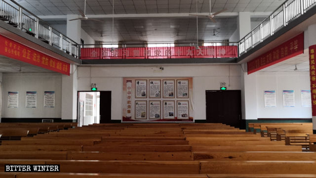 Slogan e poster di propaganda politica affissi in una chiesa delle Tre Autonomie