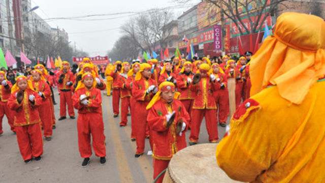 La popolazione presenta offerte per la pioggia suonando enormi piatti, nella provincia dello Shanxi.