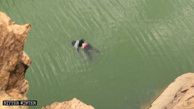 Gli abitanti del villaggio hanno trovato il corpo