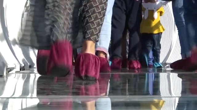 I turisti indossano delle soprascarpe