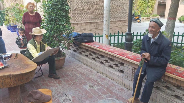 Gli abitanti della regione devono posare come modelli per gli artisti cinesi in visita