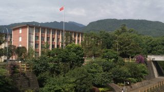 Insegnanti e studenti puniti perché credenti