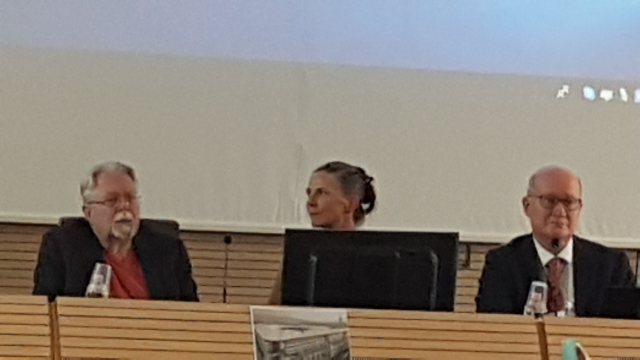 Il prof. J. Gordon Melton (a sinistra), la prof.ssa Holly Folk e il Prof. Massimo Introvigne discutono della persecuzione religiosa in Cina al convegno del CESNUR