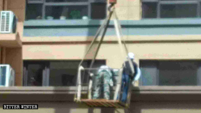 Lavoratori smontaggio satellite antenne
