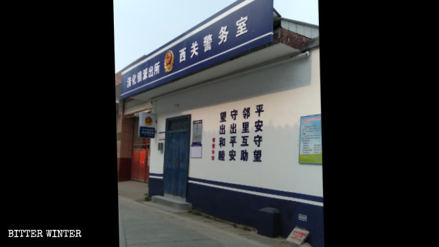 Ufficio della polizia allestito nei pressi di una moschea nel villaggio di Xiguan