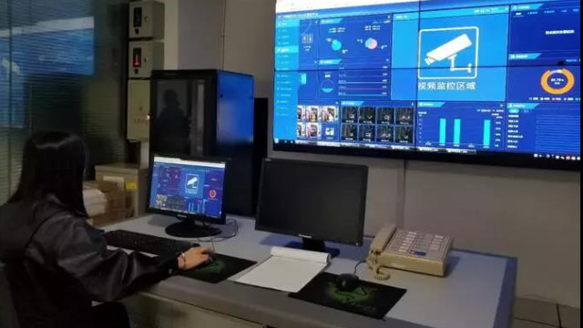 Sala di controllo di una «comunità residenziale intelligente» a Tongren, una città nella provincia del Guizhou, dove sono state installate oltre sessanta telecamere di sorveglianza