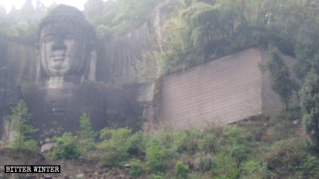 Solo la parte superiore del Buddha in piedi è stata completata