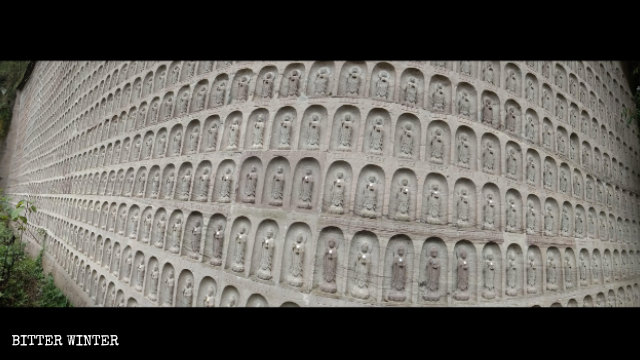 Invece delle 9.999 piccole statue progettate, ne sono state realizzate solo poco più di 7mila