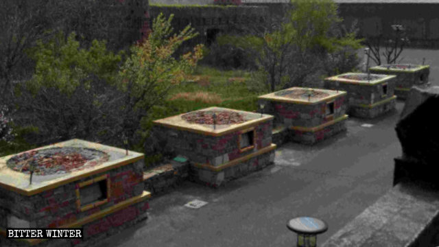 I piedistalli delle statue buddhiste smantellate