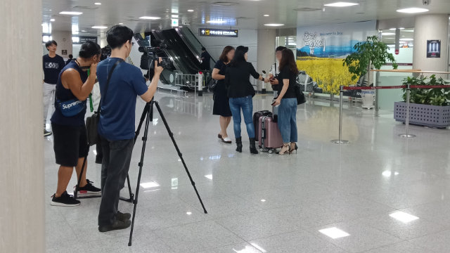 O Myung-ok preleva all’aeroporto i parenti dei fedeli della CDO provenienti dalla Cina continentale e organizza un servizio fotografico per i media