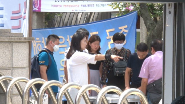 O Myung-ok guida i parenti durante una manifestazione al di fuori dalla sede della CDO a Seoul