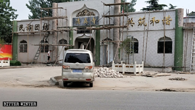Le colonne e le cupole all’ingresso della moschea sono state demolite