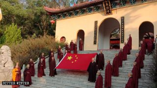 Il 1° ottobre i fedeli del tempio Wanshan hanno preso parte alla cerimonia dell’alzabandiera