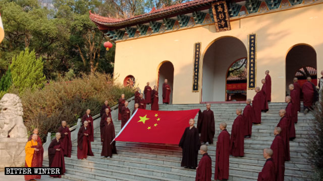 Il 1° ottobre i fedeli del tempio Wanshan hanno preso parte alla cerimonia dell’alzabandiera