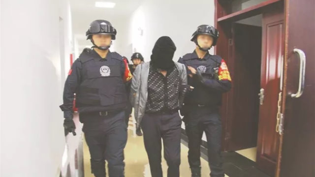 Gli agenti di pubblica sicurezza stanno arrestando e scortando un prigioniero nella stanza degli interrogatori
