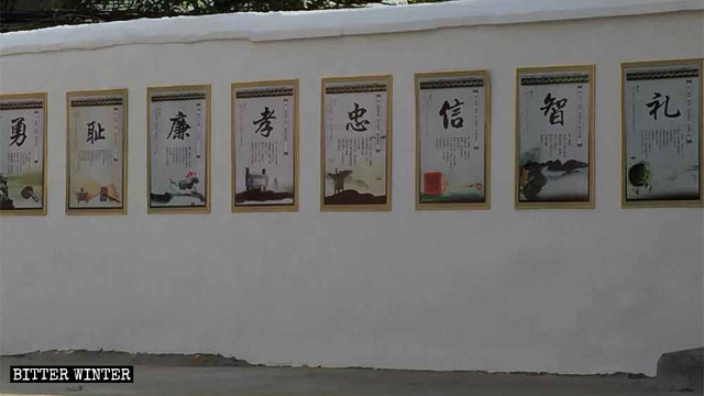 Slogan che promuovono la cultura confuciana appesi ai muri della cattedrale di san Giuseppe