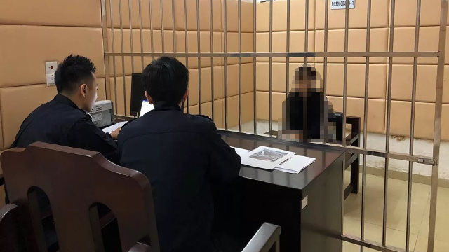 Gli agenti di polizia interrogano un detenuto