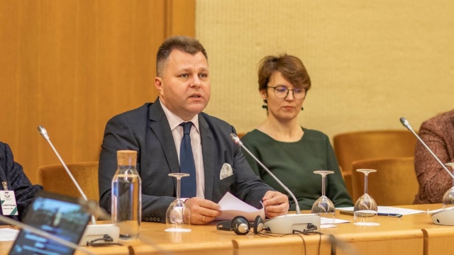 Il deputato Mantas Adomėnas conclude il dibattito. A sinistra il ricercatore Juozapas Bagdonas