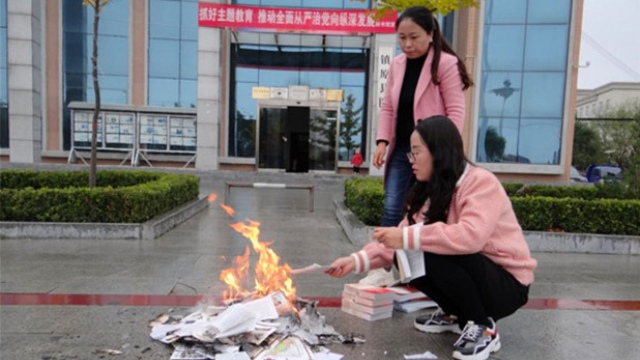 Il rogo dei libri nella provincia del Gansu