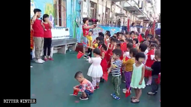 I bambini della scuola materna giurano fedeltà alla patria