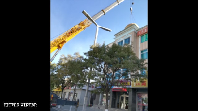Il 16 ottobre a Chifeng, una città nella Mongolia interna, è stata demolita la cupola di un hotel di proprietà di un hui