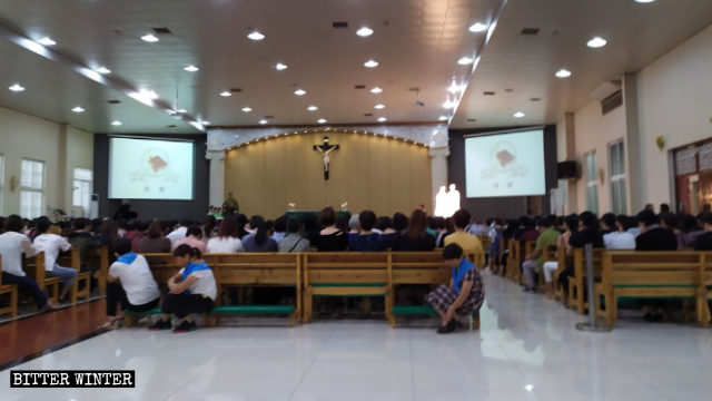 I fedeli della comunità raccolti nella chiesa Haiyan nel distretto di Jin’an a Fuqing